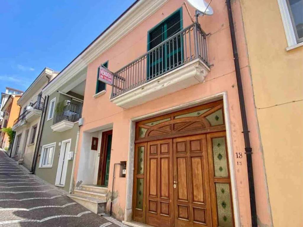 casa indipendente in vendita a Lioni