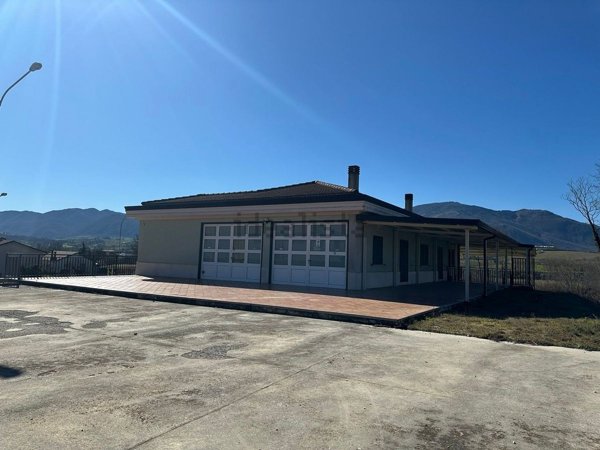 locale commerciale in vendita a Lioni