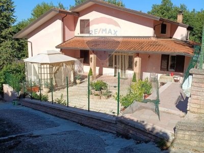 casa indipendente in vendita a Lioni