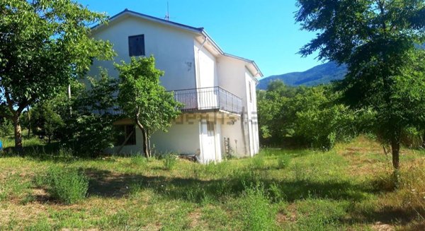 casa indipendente in vendita a Lioni
