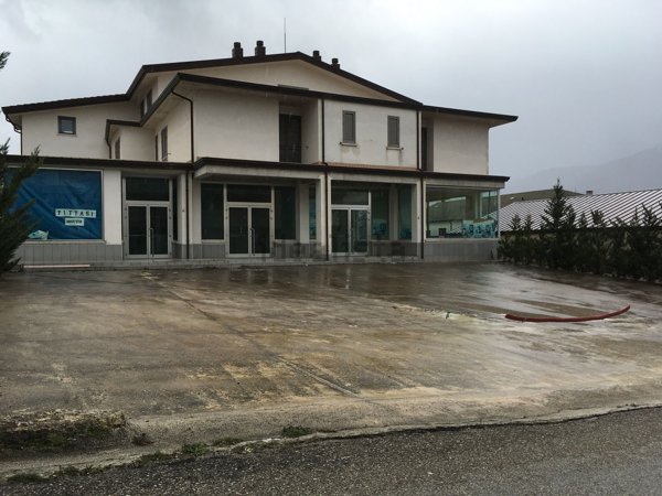 locale commerciale in vendita a Lioni