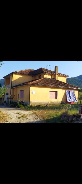 casa indipendente in vendita a Lioni