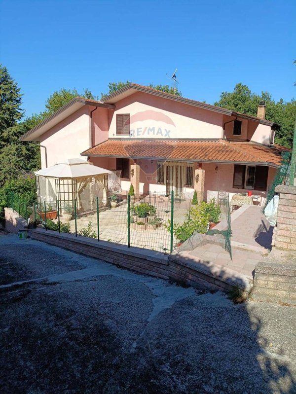 casa indipendente in vendita a Lioni