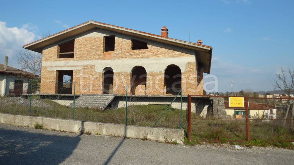 casa indipendente in vendita a Lioni