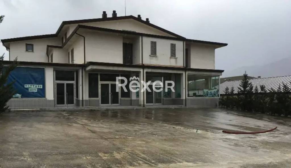 locale commerciale in vendita a Lioni