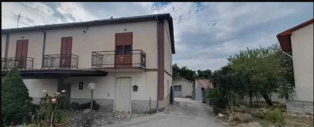 casa indipendente in vendita a Lioni