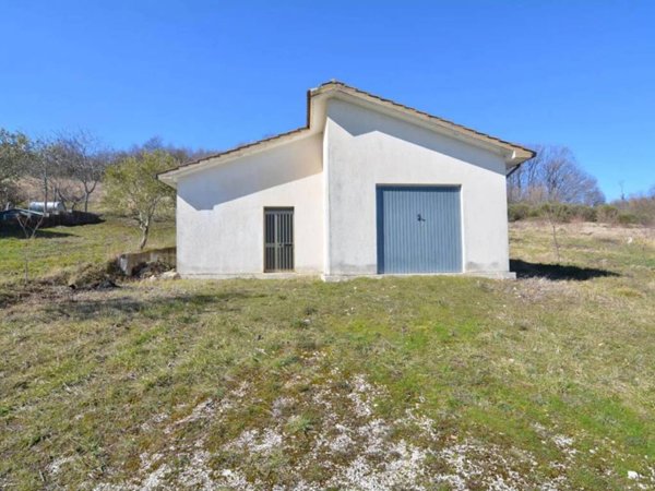casa indipendente in vendita a Lioni