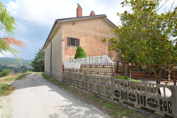 casa indipendente in vendita a Lioni