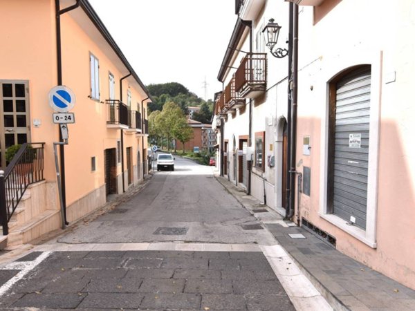 locale commerciale in vendita a Manocalzati