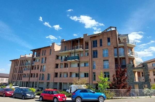 locale commerciale in vendita ad Alba