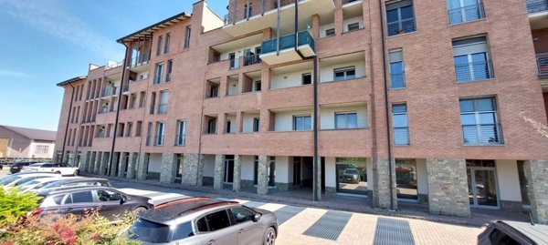 locale commerciale in vendita ad Alba