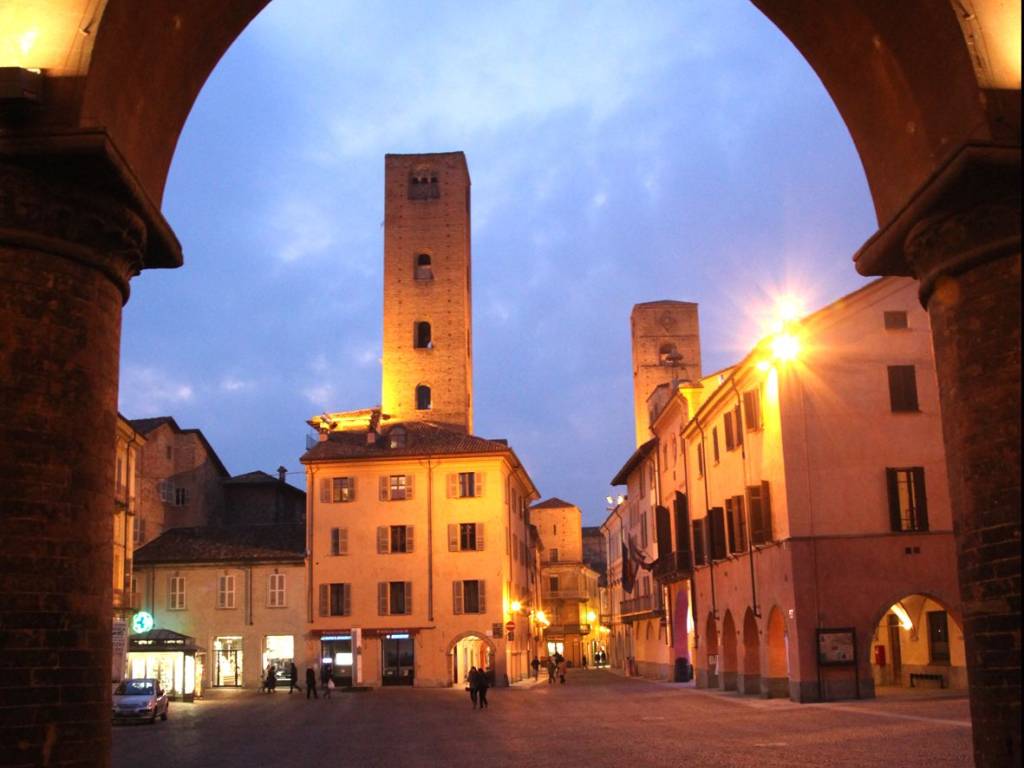 negozio in vendita ad Alba