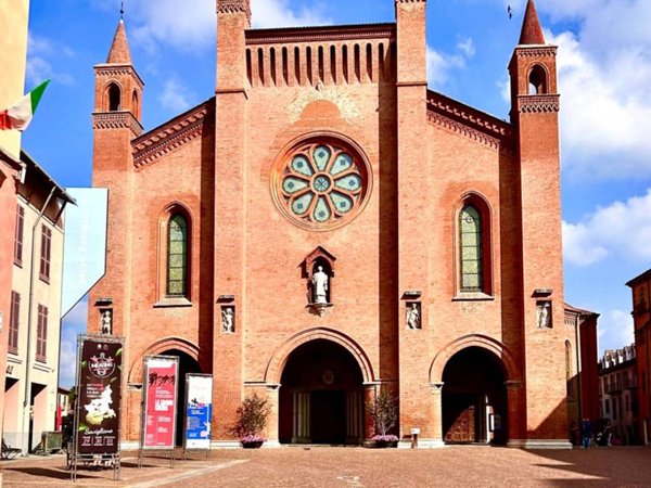 negozio in vendita ad Alba