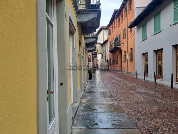 locale commerciale in vendita ad Alba