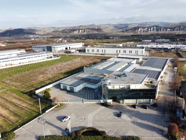 negozio in vendita ad Alba