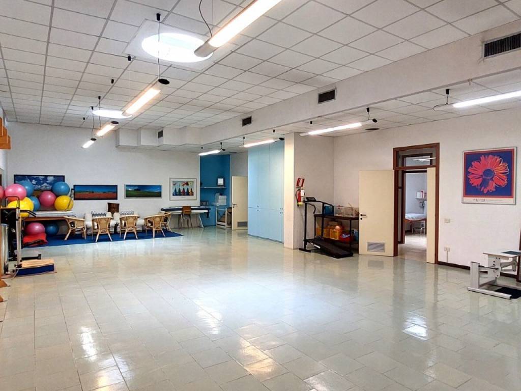 negozio in vendita ad Alba