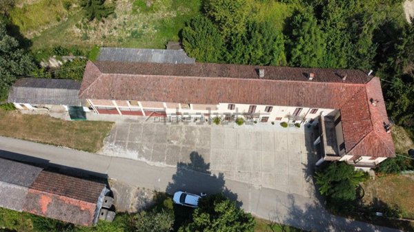 casale in vendita ad Alba