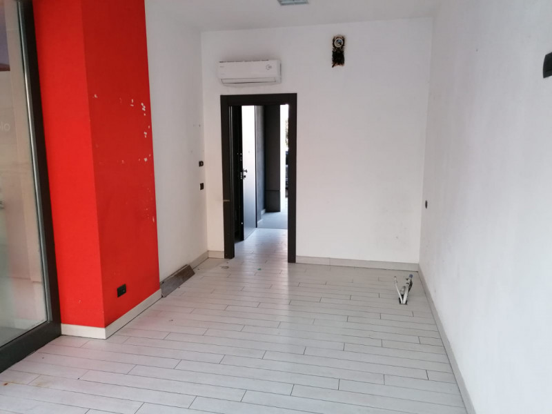 negozio in vendita ad Alba