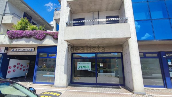locale commerciale in vendita ad Alba