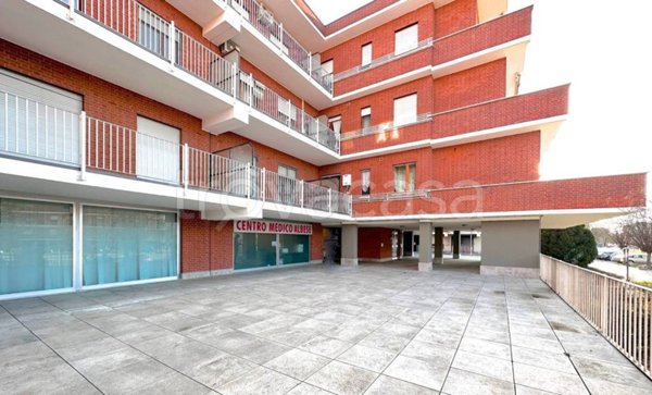 negozio in vendita ad Alba
