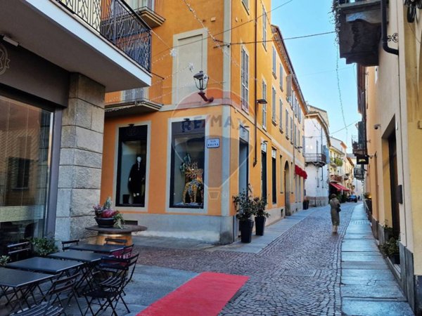 negozio in vendita ad Alba