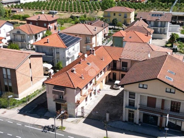 negozio in vendita ad Alba
