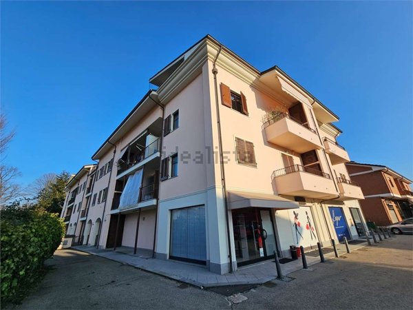 locale commerciale in vendita ad Alba
