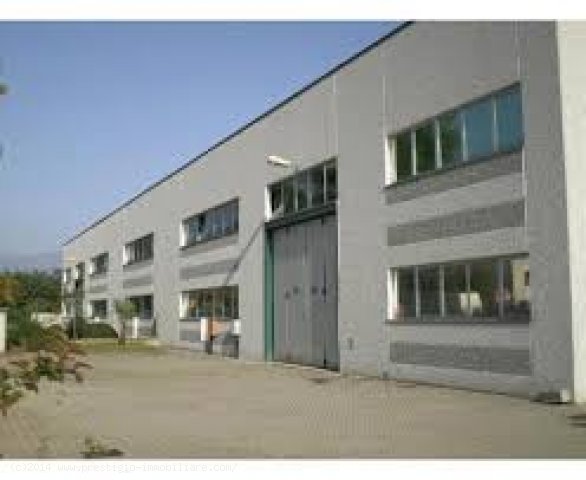 locale commerciale in vendita ad Alba