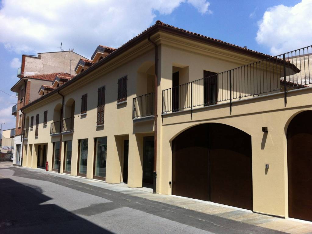 negozio in vendita ad Alba
