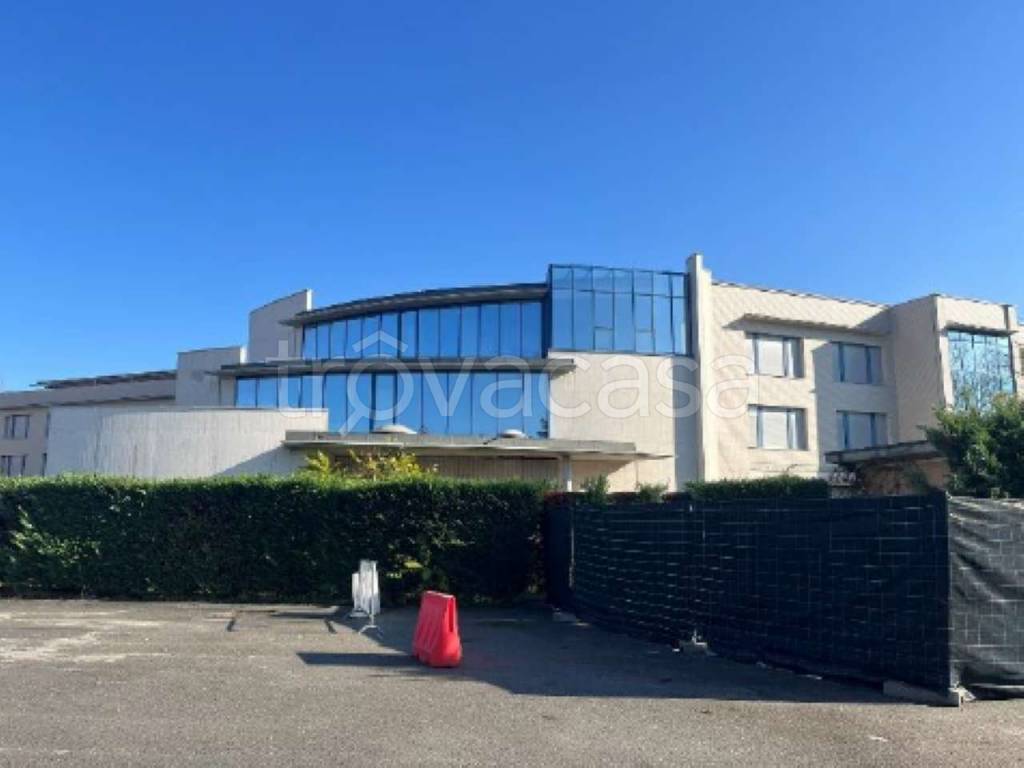 negozio in vendita ad Alba