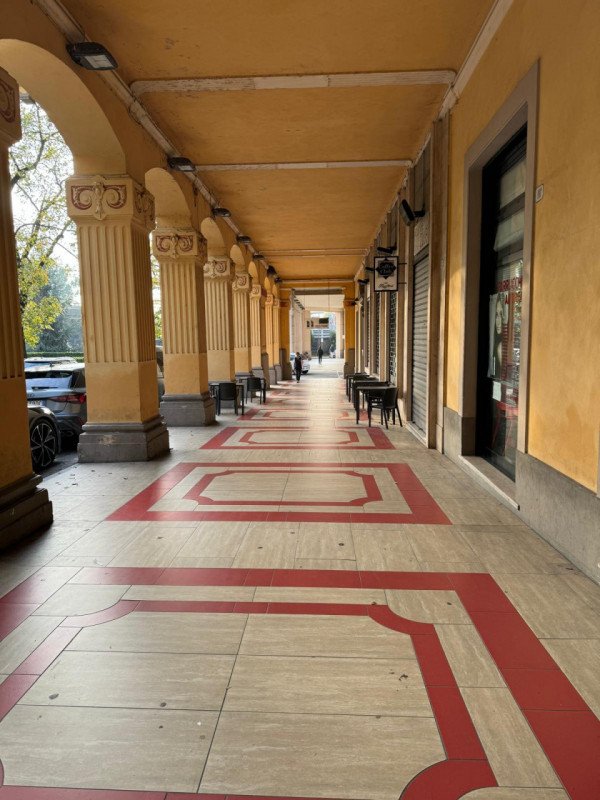 negozio in vendita ad Alba