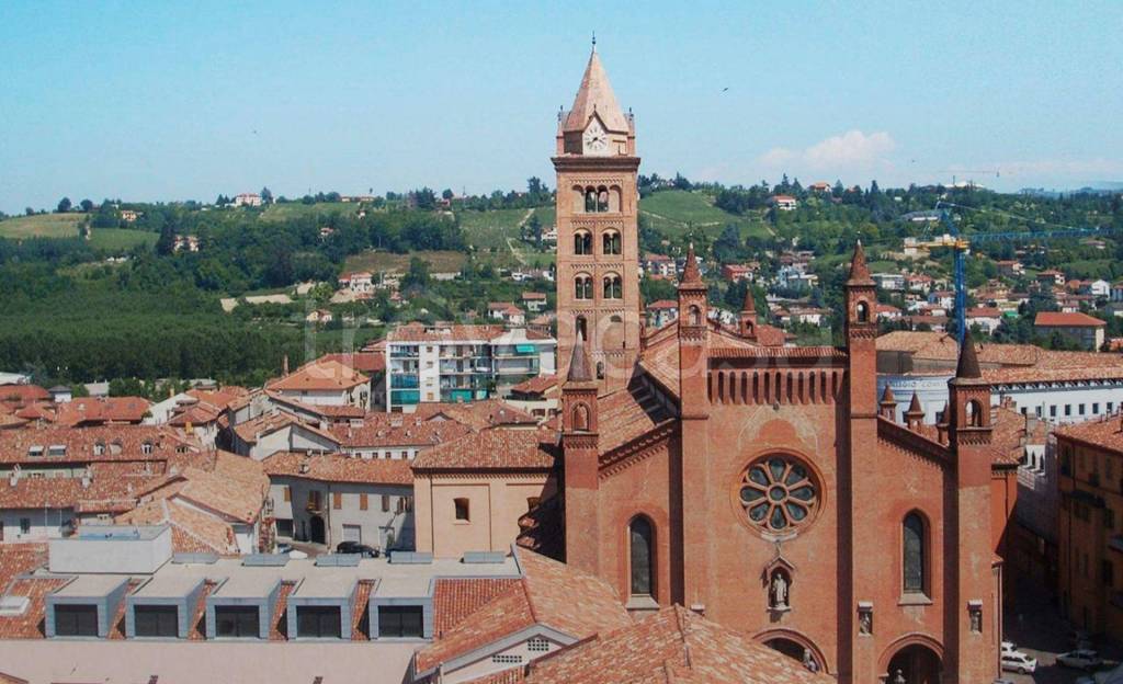 negozio in vendita ad Alba