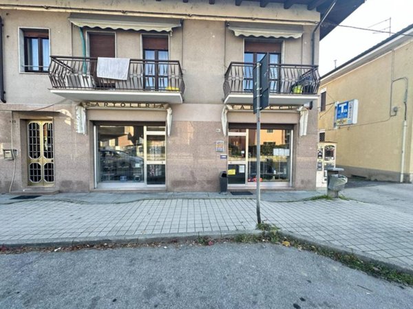 negozio in vendita ad Alba