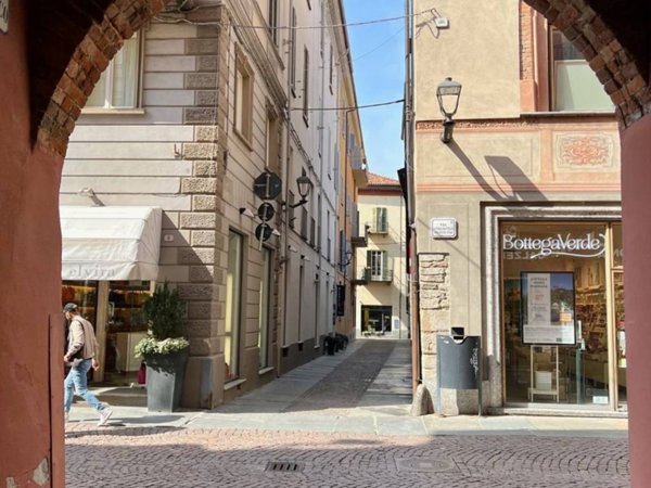 negozio in vendita ad Alba