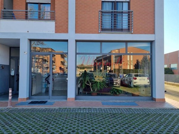 negozio in vendita ad Alba in zona Mussotto