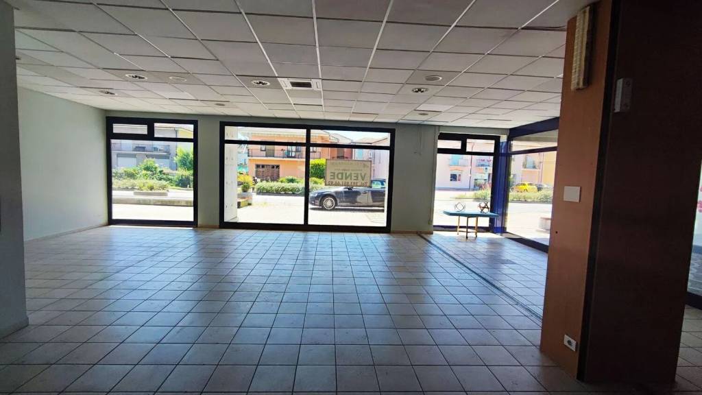 negozio in vendita ad Alba