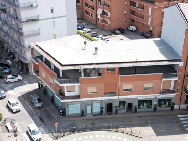 locale commerciale in vendita ad Alba