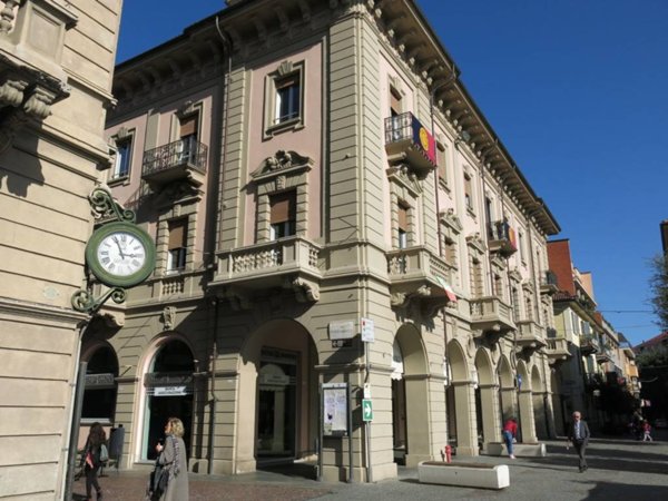 negozio in vendita ad Alba