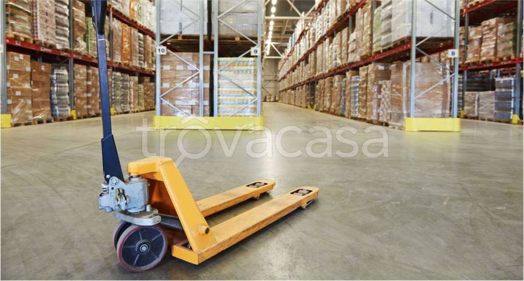 locale commerciale in vendita ad Alba