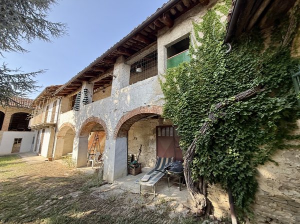 casale in vendita ad Alba