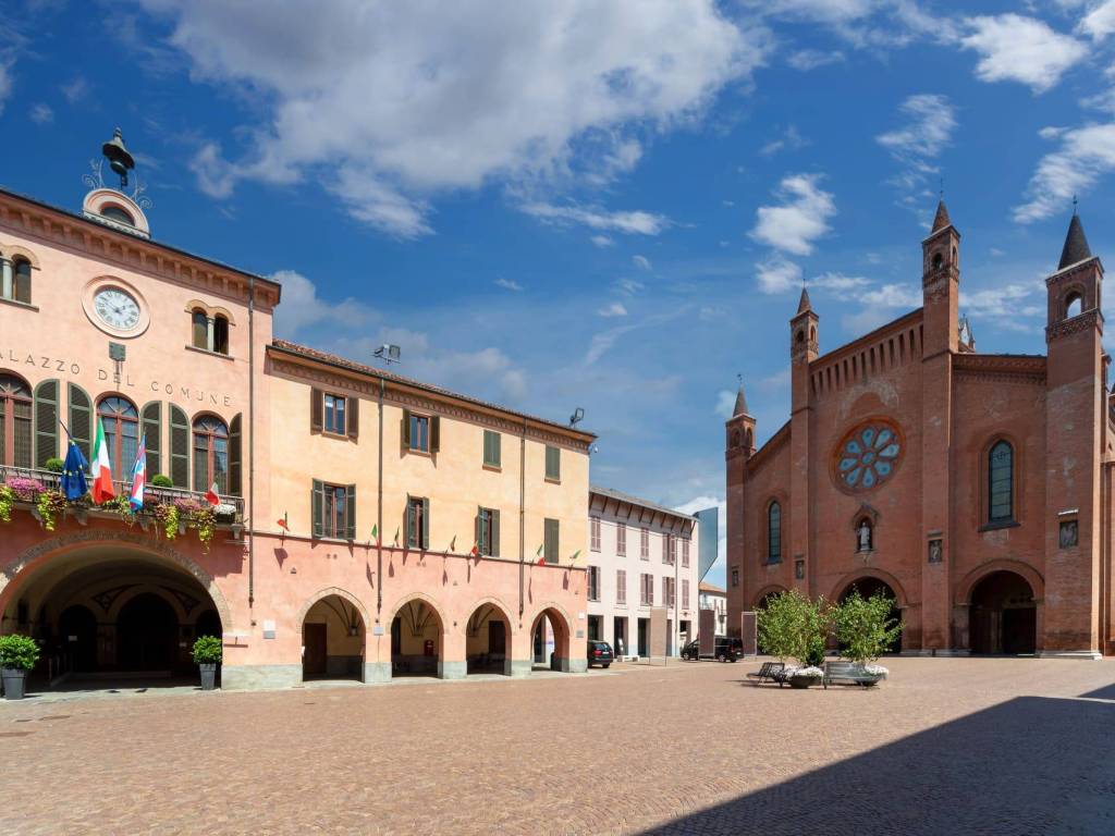 negozio in vendita ad Alba