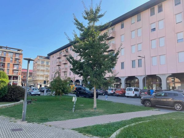 negozio in vendita ad Alba