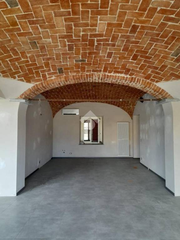 negozio in vendita ad Alba