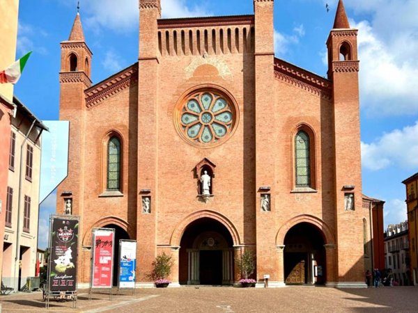 negozio in vendita ad Alba