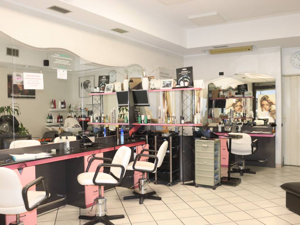 negozio in vendita ad Alba