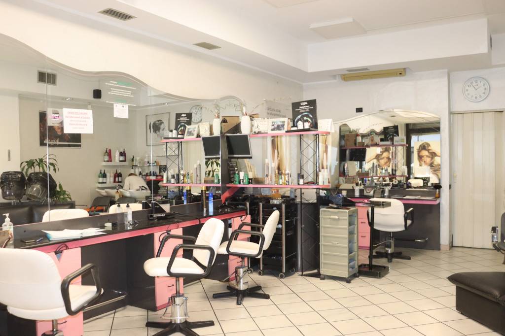 negozio in vendita ad Alba