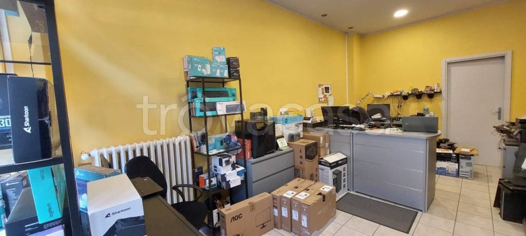 negozio in vendita ad Alba