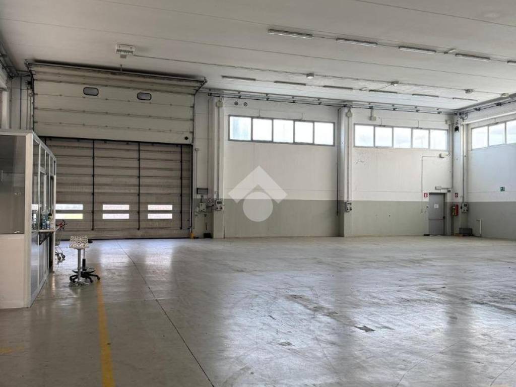 locale commerciale in vendita ad Alba in zona Mussotto