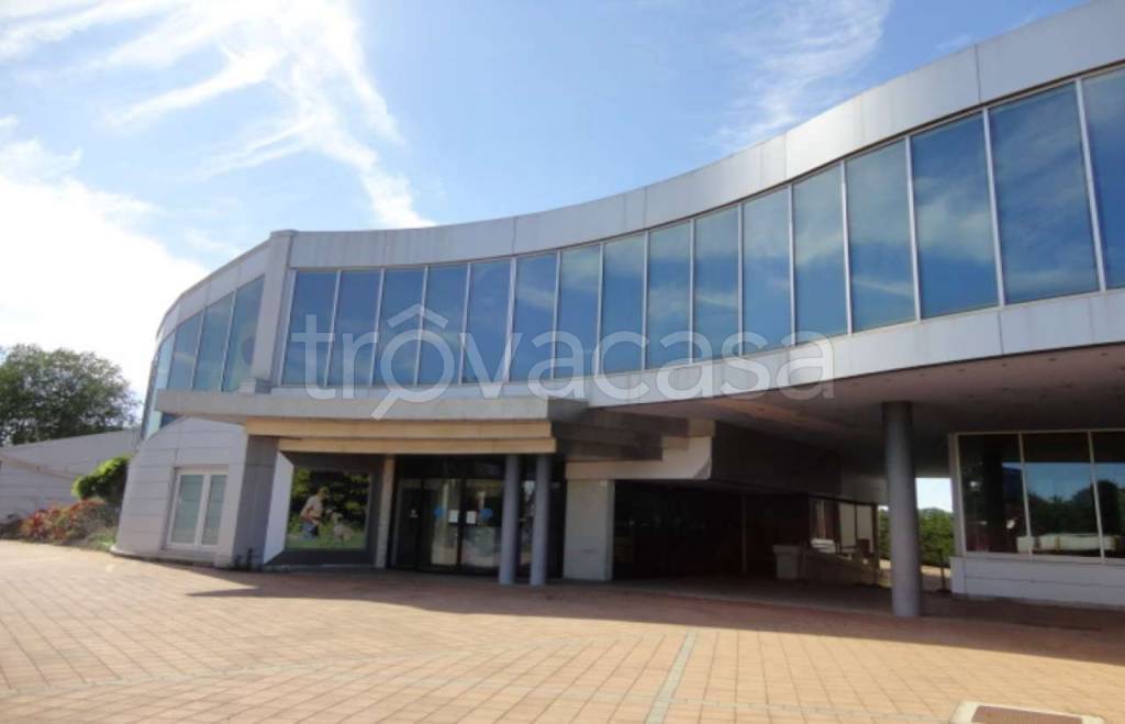 negozio in vendita ad Alba