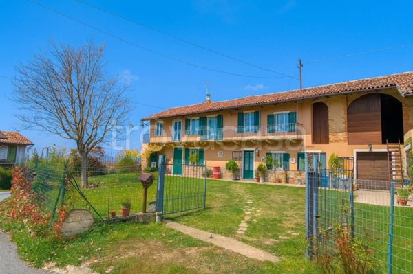 casale in vendita ad Alba